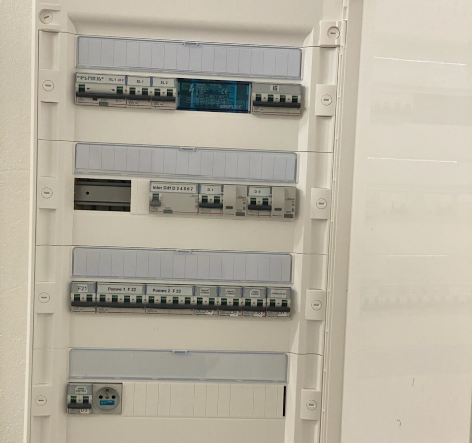 Installation d'un compteur électrique dans une maison moderne.