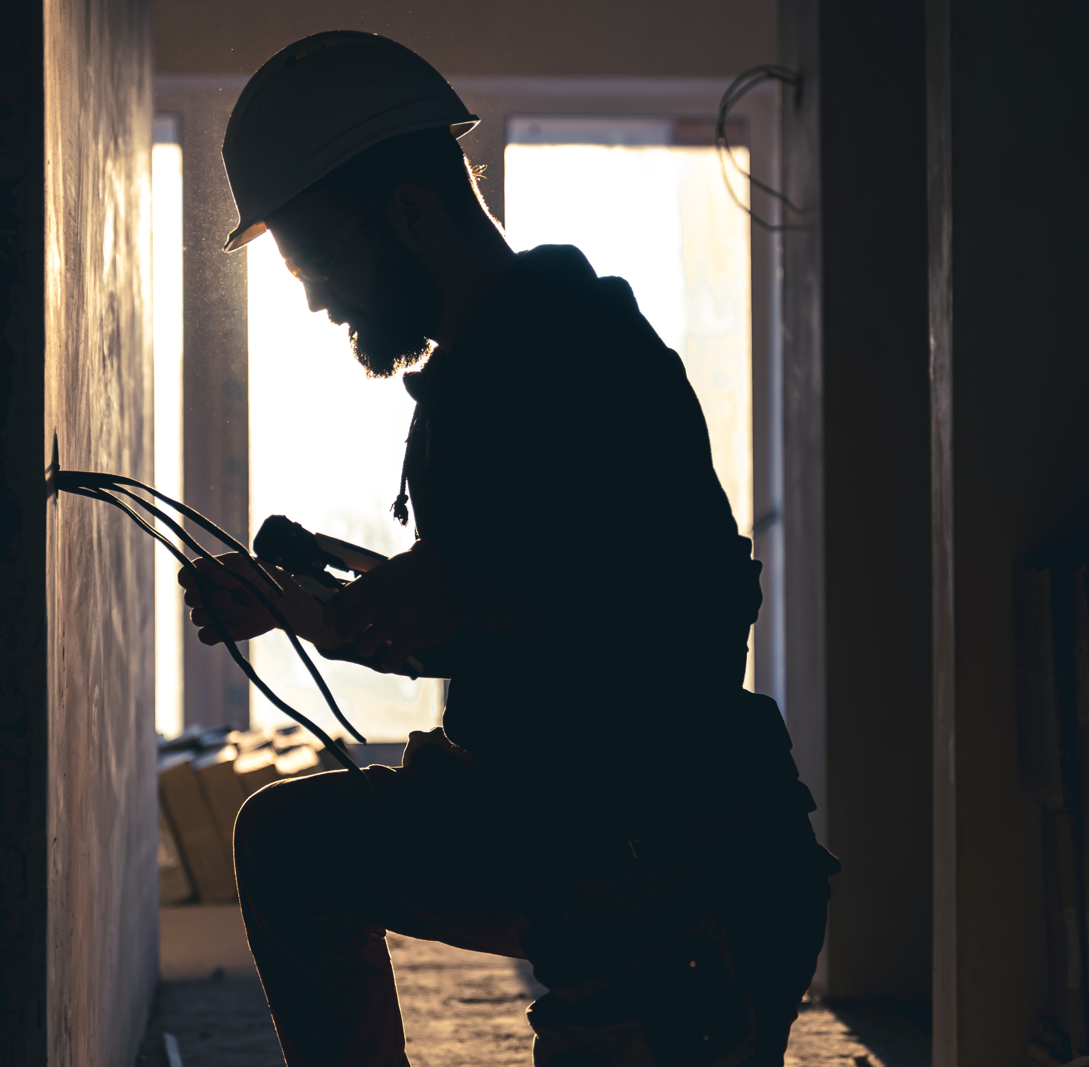 Tirage de câbles dans le couloir pour permettre le raccordement des prises.