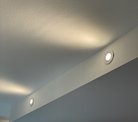 Installation de plusieurs spots dans des nouveaux locaux de bureaux à Carignan-De-Bordeaux.